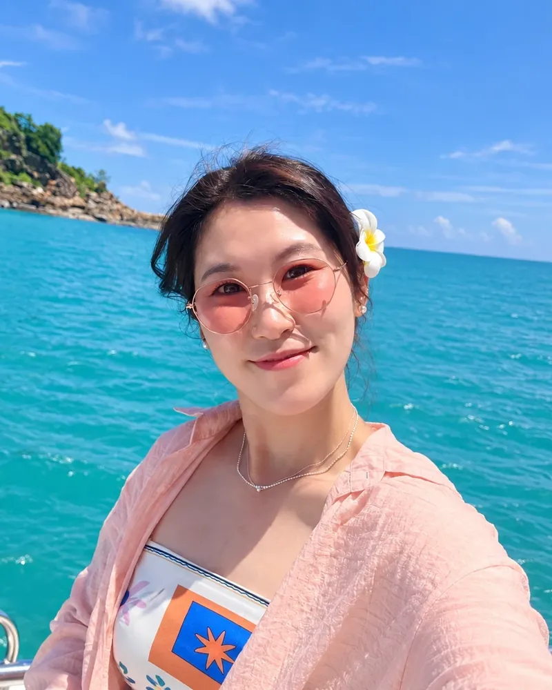 바다 위 배에서 웃고 있는 이리