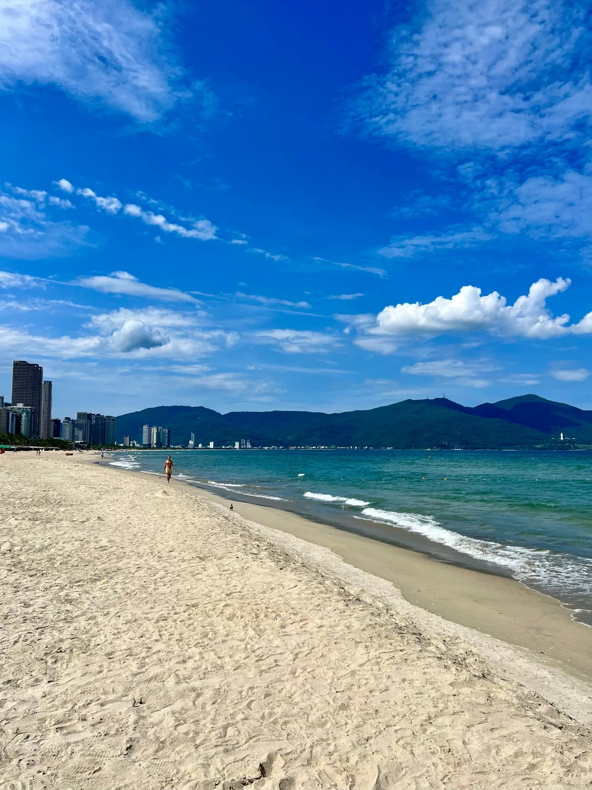 고층 건물이 보이는 다낭 미케 비치의 넓은 백사장
