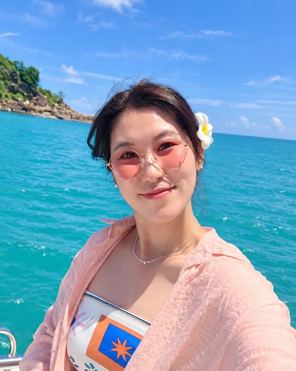 바다 위 배에서 웃고 있는 이리