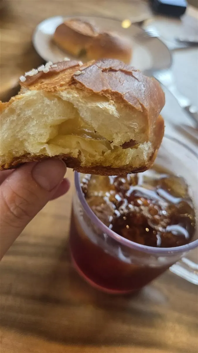 김녕빵집 소금빵과 브루잉 커피