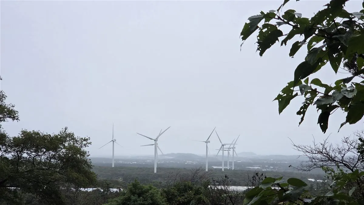 금오름 하산길에 보이는 풍력발전기
