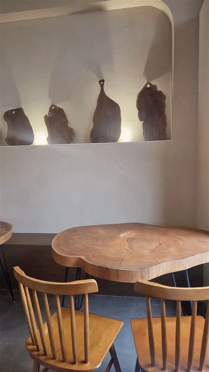김녕빵집 나무 도마 벽 장식과 우드 테이블
