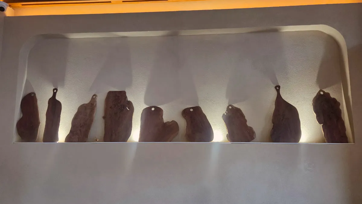 김녕빵집 수제 나무 도마로 장식한 벽면